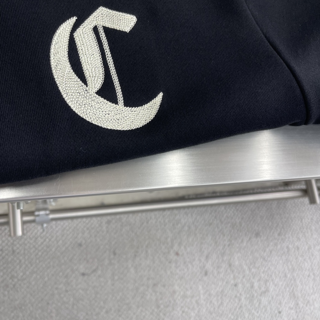 

-CELIN    刺绣帽衫拉链外套
采用420克毛圈面料，面料做有轻微抓绒工艺。该款采用长纱双股定