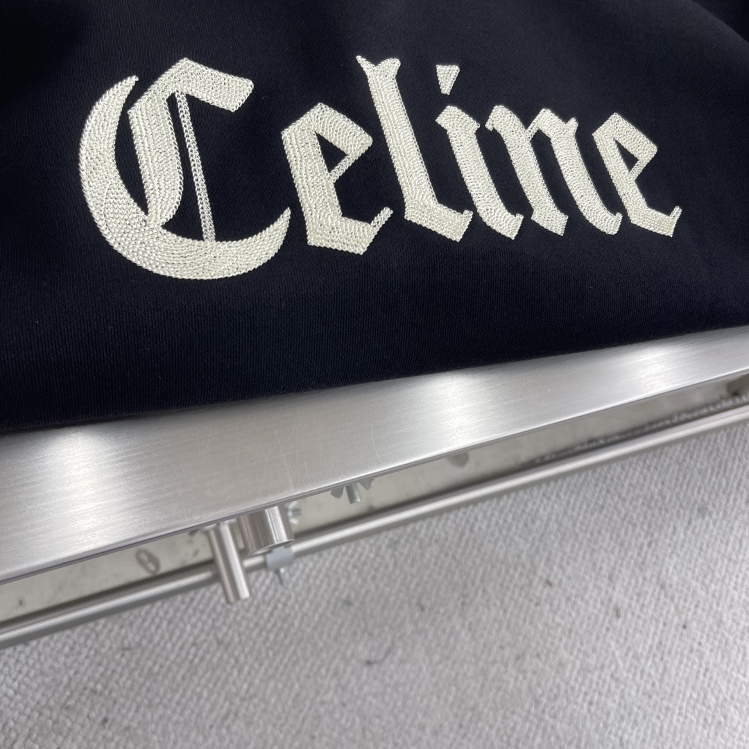 

-CELIN    刺绣帽衫拉链外套
采用420克毛圈面料，面料做有轻微抓绒工艺。该款采用长纱双股定