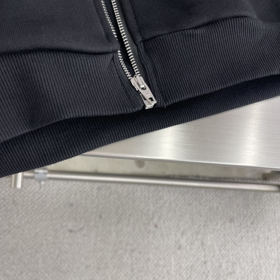 

-CELIN    刺绣帽衫拉链外套
采用420克毛圈面料，面料做有轻微抓绒工艺。该款采用长纱双股定