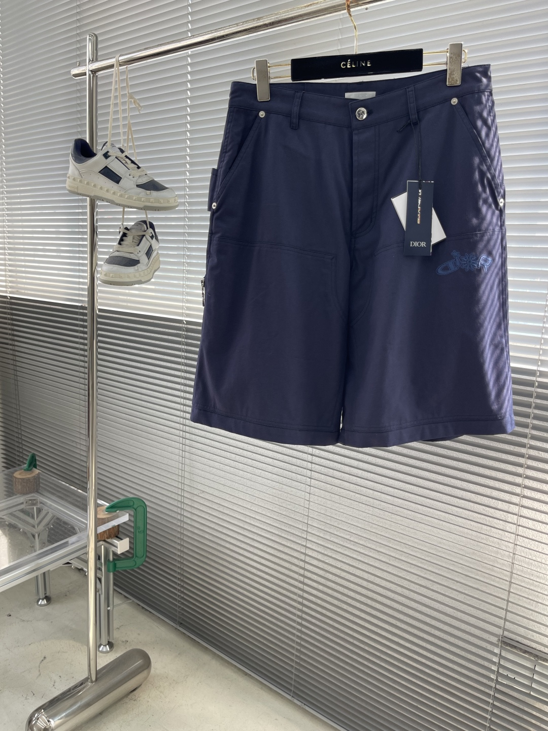 NO:513105,Shorts - Dio25ss new shorts are a new product for men's clothing series in 2025. It comes from the DIO AND LEWIS HAMILTON limited series. It is carefully crafted from blue cotton fabric, with vertical zippered pockets on one side, embroidered with the same tone joint embroidery, reinterpreting the Dio logo in graphic style. It can be matched with the shirt or zippered jacket of the joint series to create a delicate look. Size 46.48.50.52 Pants length 59606162 Waist 84889296 Hips 120124 128 132,,dior,shorts,jackets & coats,shirts,alexander wang19860909短裤 -Dio25ss新款短裤是二零二五秋季男装系列新品,来自 DIO AND LEWIS HAMILTON 限定系列.采用蓝色棉质面料精心制作,一侧饰以竖版拉链口袋,点缀以同色调联名系列刺绣,以图形风格重新诠释 Dio 标志.可与该联名系列的衬衫或拉链夹克搭配,打造精致的造型. 码数46.48.50.52 裤长59606162 腰围84889296 臀围 120124 128 132,,dior,shorts,jackets & coats,shirts,alexander wang,Men's clothing