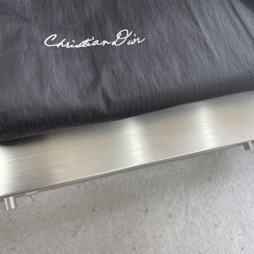 

-Dio 1947刺绣夹克
定制原生态科技面料 经精雕细琢处理 呈现出独特的纹理与褶皱 每一道褶皱都