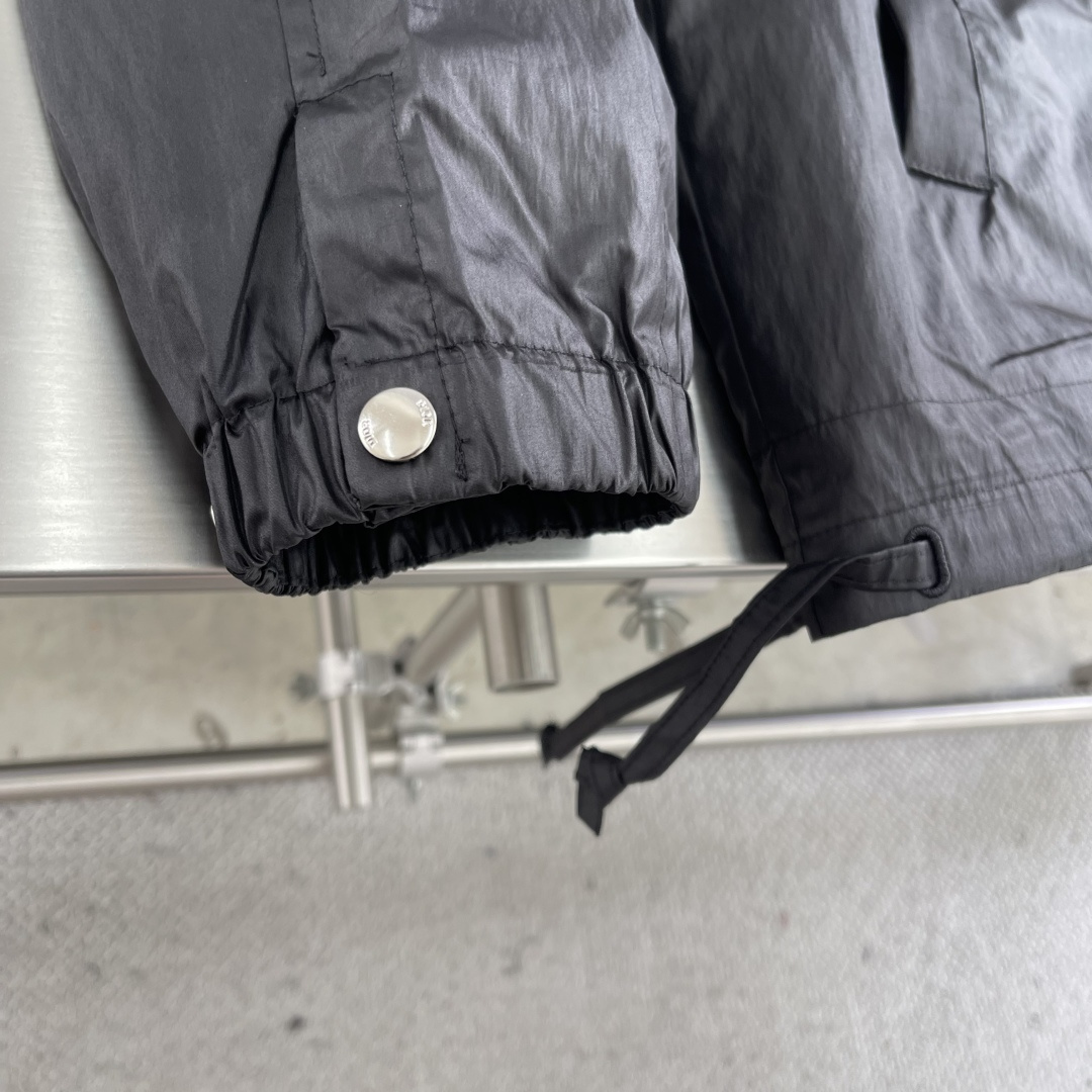 

-Dio 1947刺绣夹克
定制原生态科技面料 经精雕细琢处理 呈现出独特的纹理与褶皱 每一道褶皱都