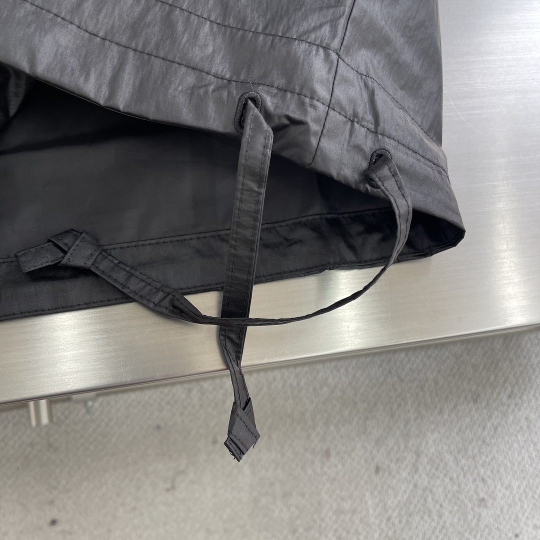 

-Dio 1947刺绣夹克
定制原生态科技面料 经精雕细琢处理 呈现出独特的纹理与褶皱 每一道褶皱都