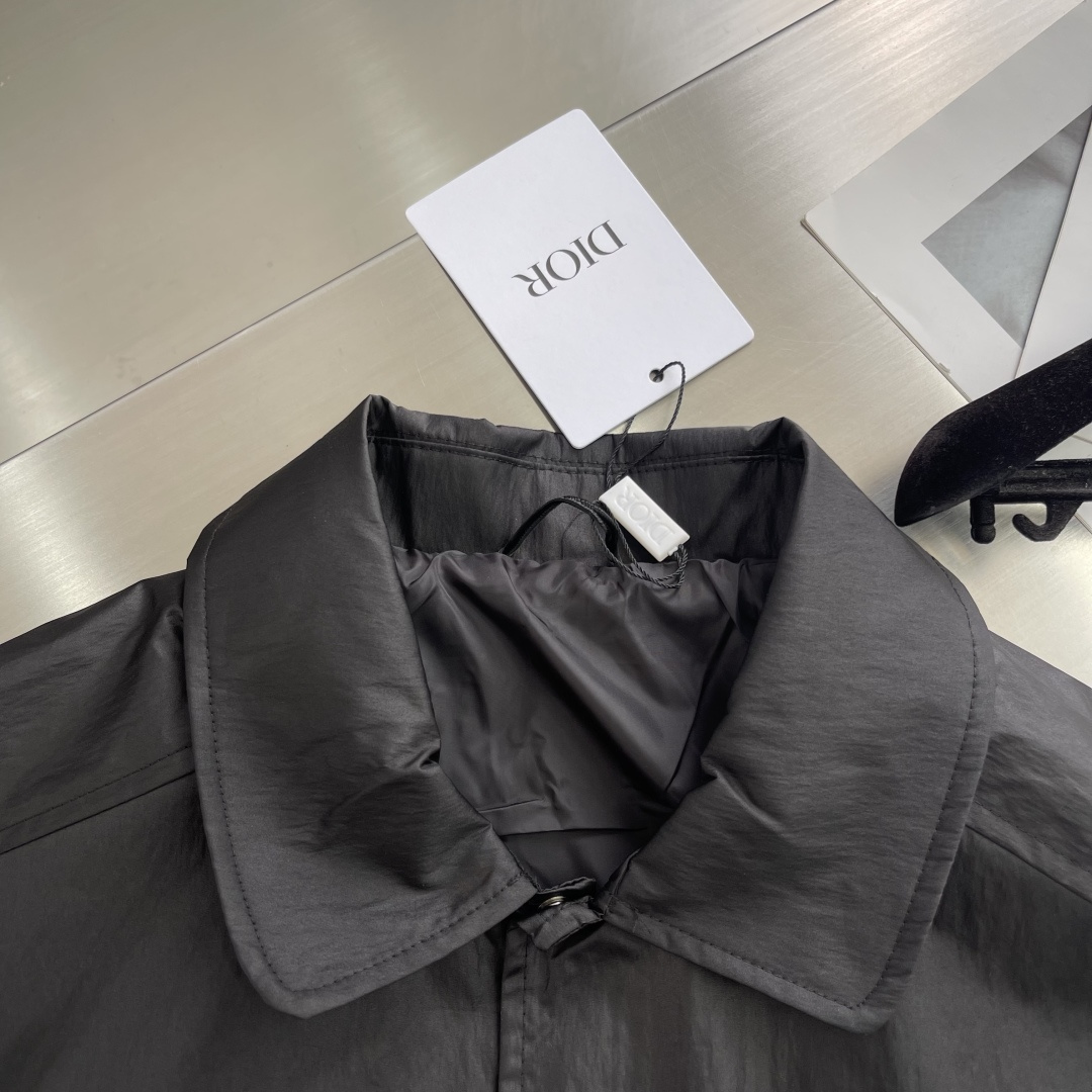 

-Dio 1947刺绣夹克
定制原生态科技面料 经精雕细琢处理 呈现出独特的纹理与褶皱 每一道褶皱都