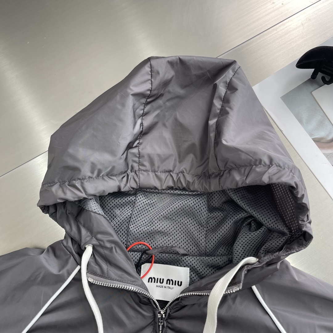 MiuMiu Zip Cap Jacket: Elegant Design with Fine Details and Comfortable Fabrics - 图片 3