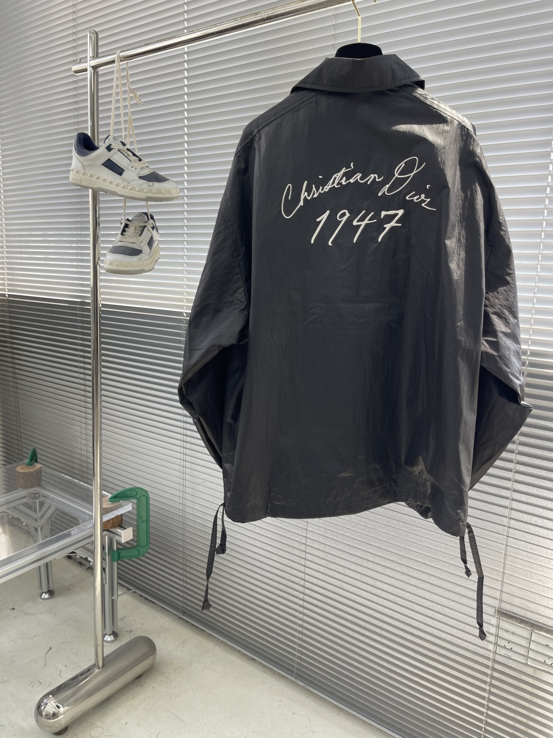 

-Dio 1947刺绣夹克
定制原生态科技面料 经精雕细琢处理 呈现出独特的纹理与褶皱 每一道褶皱都