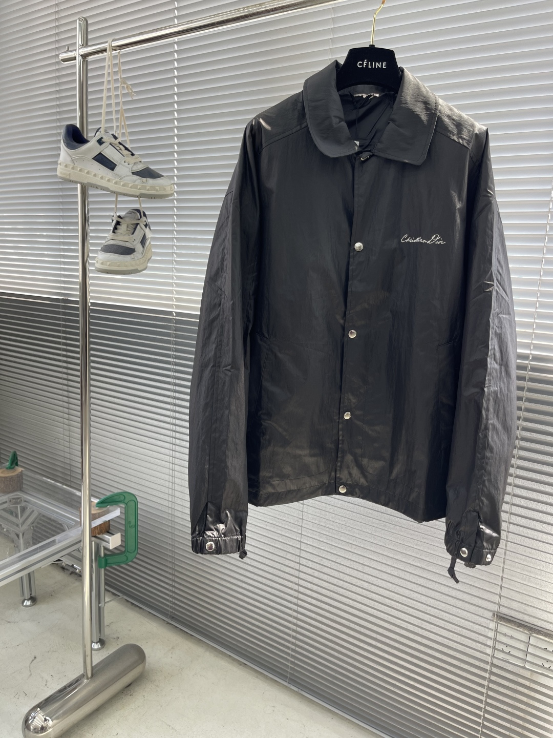 

-Dio 1947刺绣夹克
定制原生态科技面料 经精雕细琢处理 呈现出独特的纹理与褶皱 每一道褶皱都