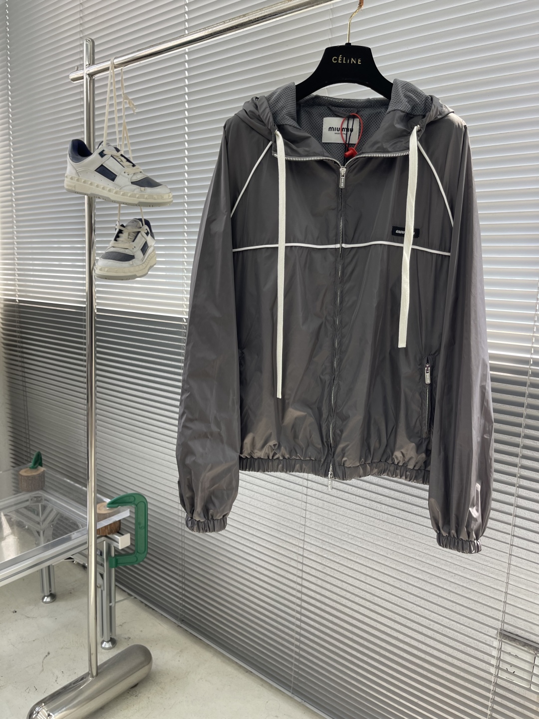 MiuMiu Zip Cap Jacket: Elegant Design with Fine Details and Comfortable Fabrics - 图片 1