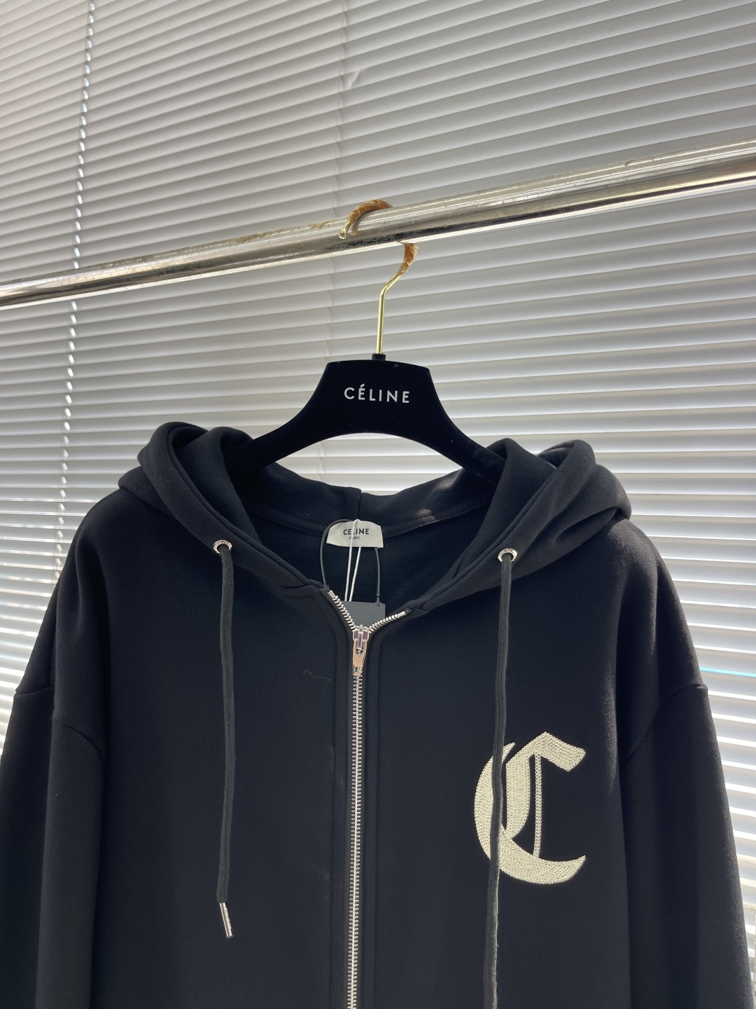 

-CELIN    刺绣帽衫拉链外套
采用420克毛圈面料，面料做有轻微抓绒工艺。该款采用长纱双股定