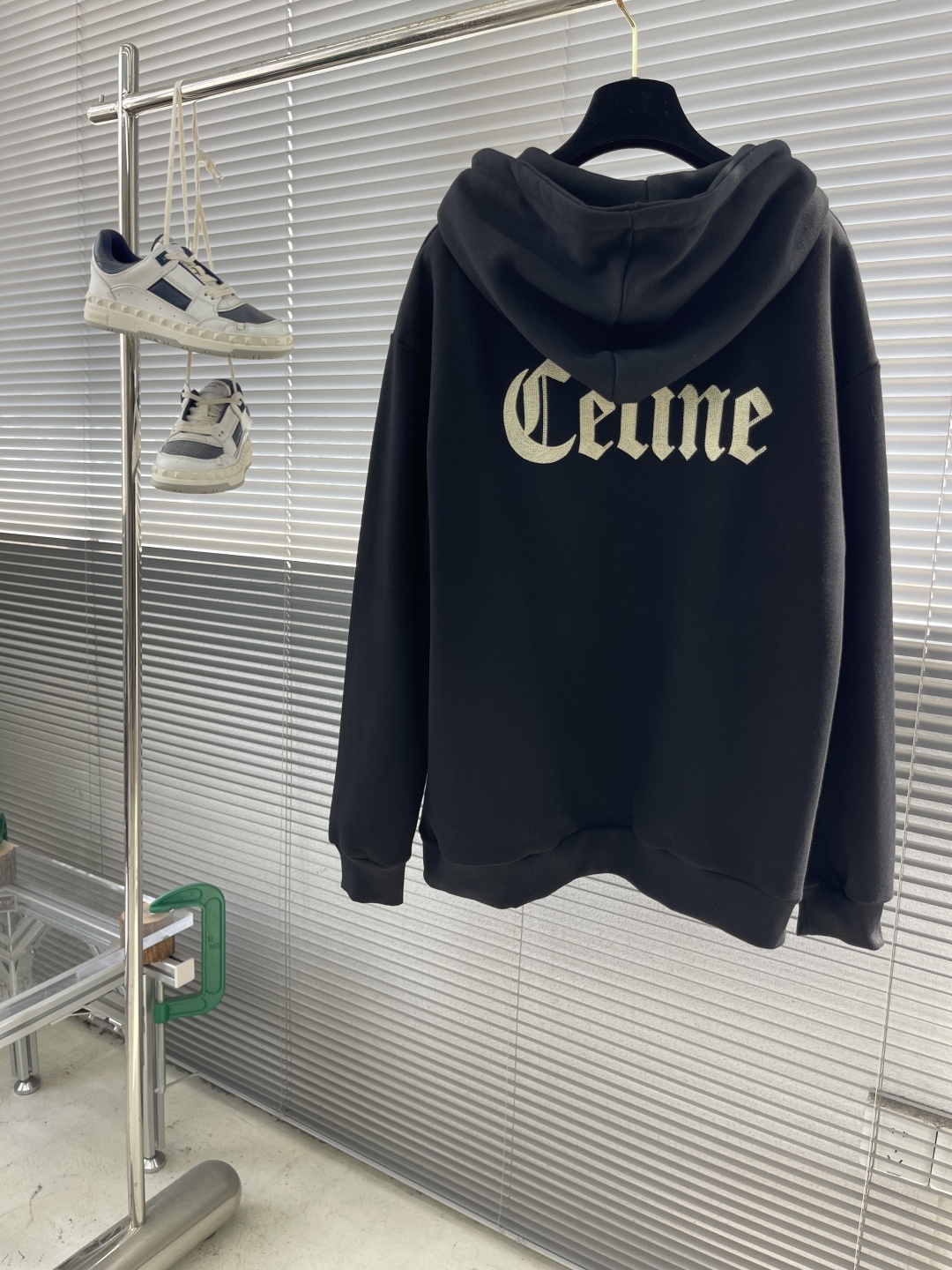 

-CELIN    刺绣帽衫拉链外套
采用420克毛圈面料，面料做有轻微抓绒工艺。该款采用长纱双股定