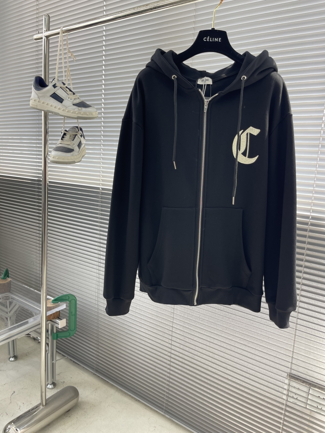 

-CELIN    刺绣帽衫拉链外套
采用420克毛圈面料，面料做有轻微抓绒工艺。该款采用长纱双股定