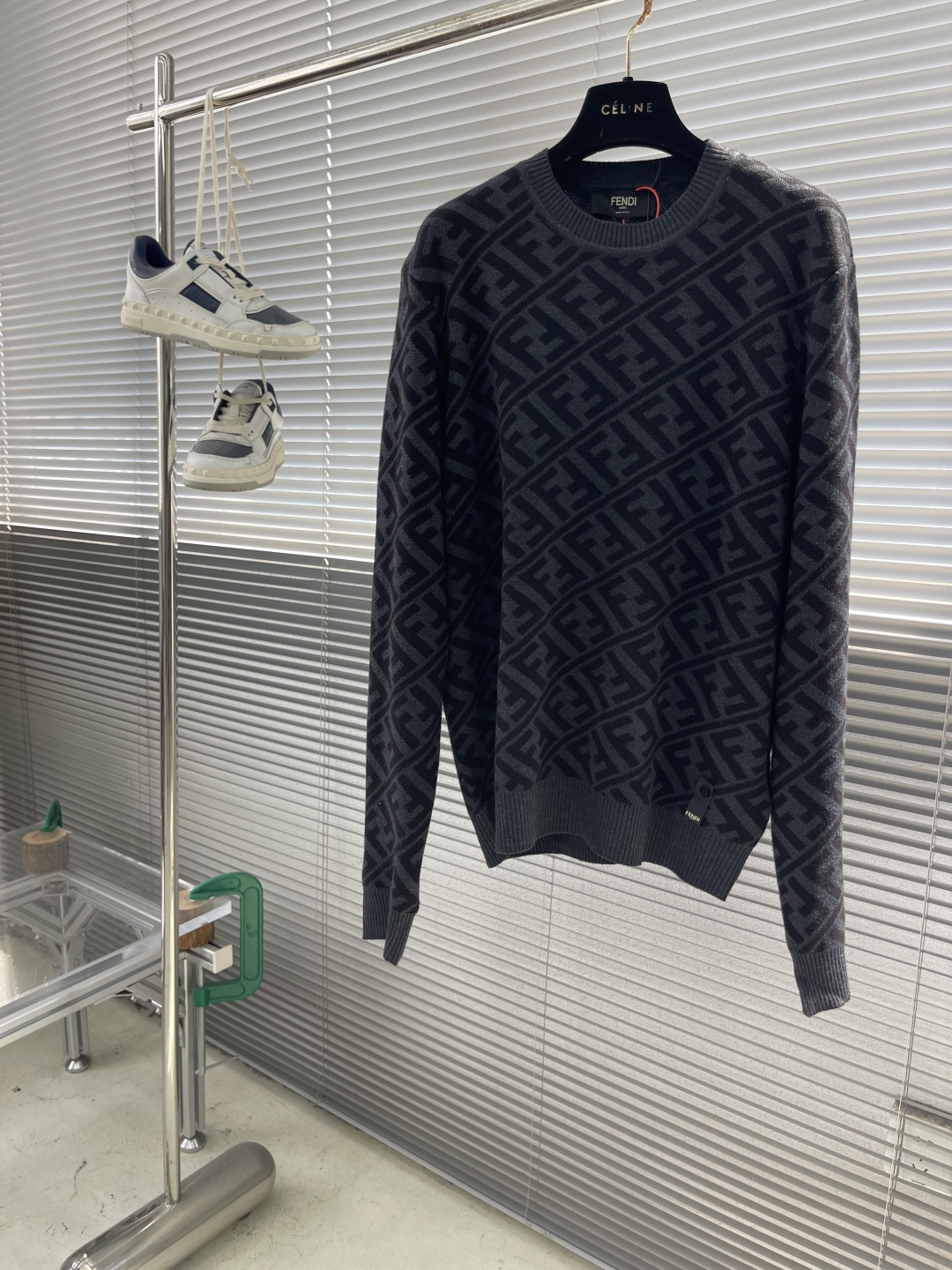-FEND 斜纹FF套头针织衫定制臻柔绵羊毛黏胶优混织材 柔软而富有层次感 舒适贴肤 以黑色与灰色的巧妙