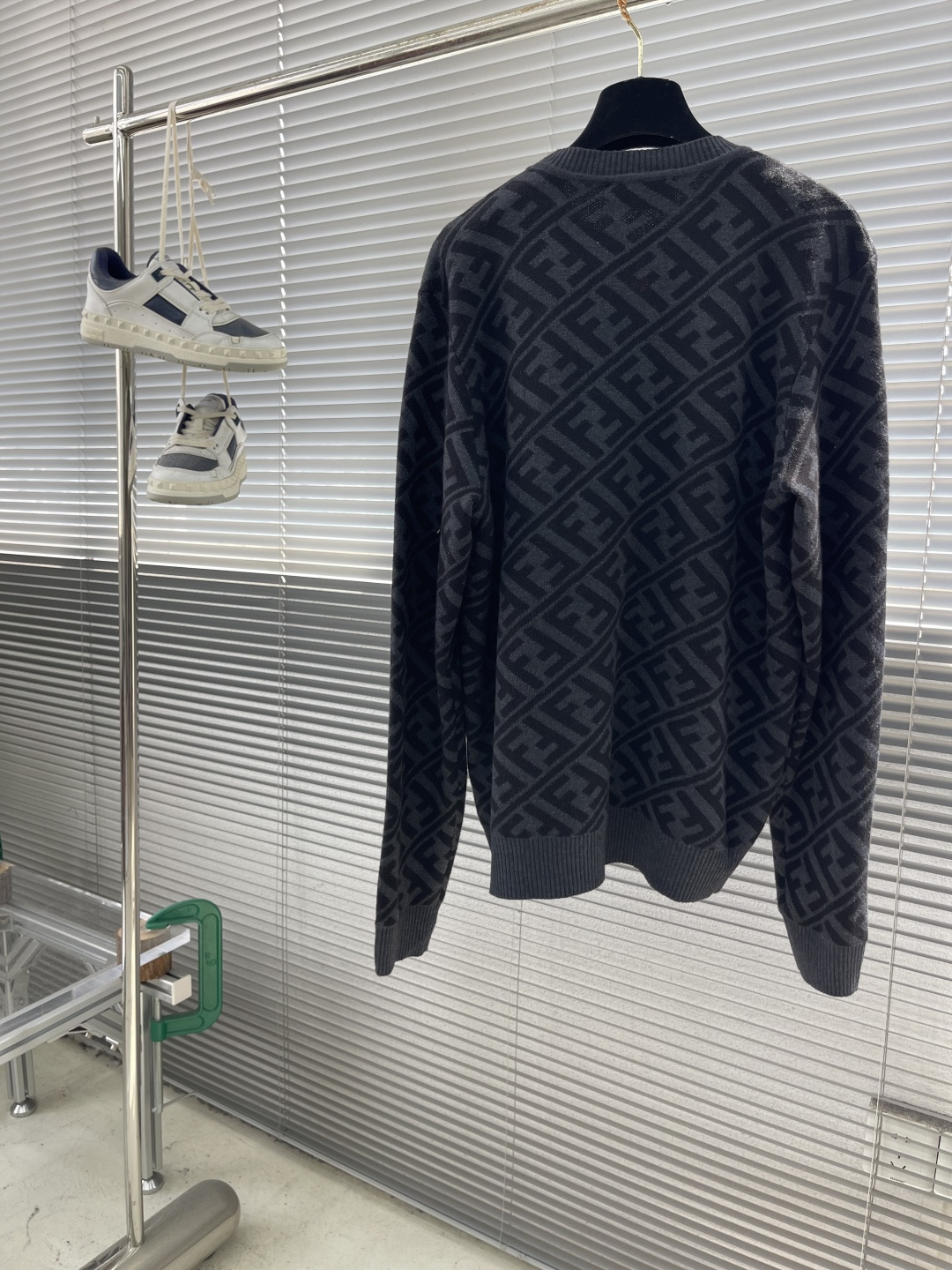 -FEND 斜纹FF套头针织衫定制臻柔绵羊毛黏胶优混织材 柔软而富有层次感 舒适贴肤 以黑色与灰色的巧妙