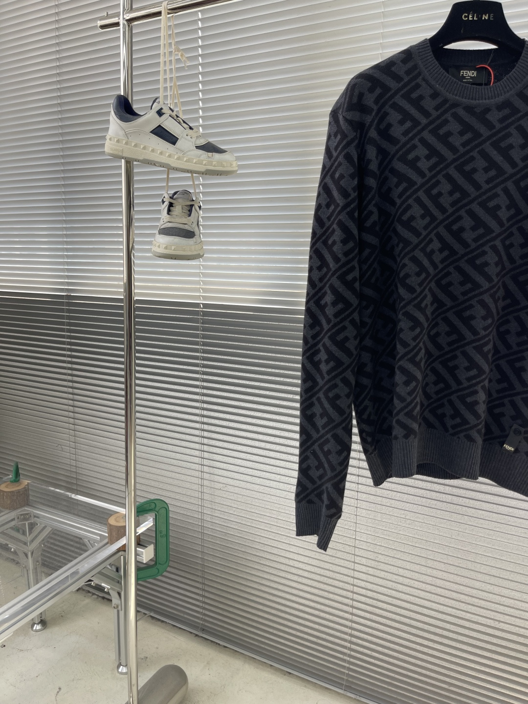-FEND 斜纹FF套头针织衫定制臻柔绵羊毛黏胶优混织材 柔软而富有层次感 舒适贴肤 以黑色与灰色的巧妙
