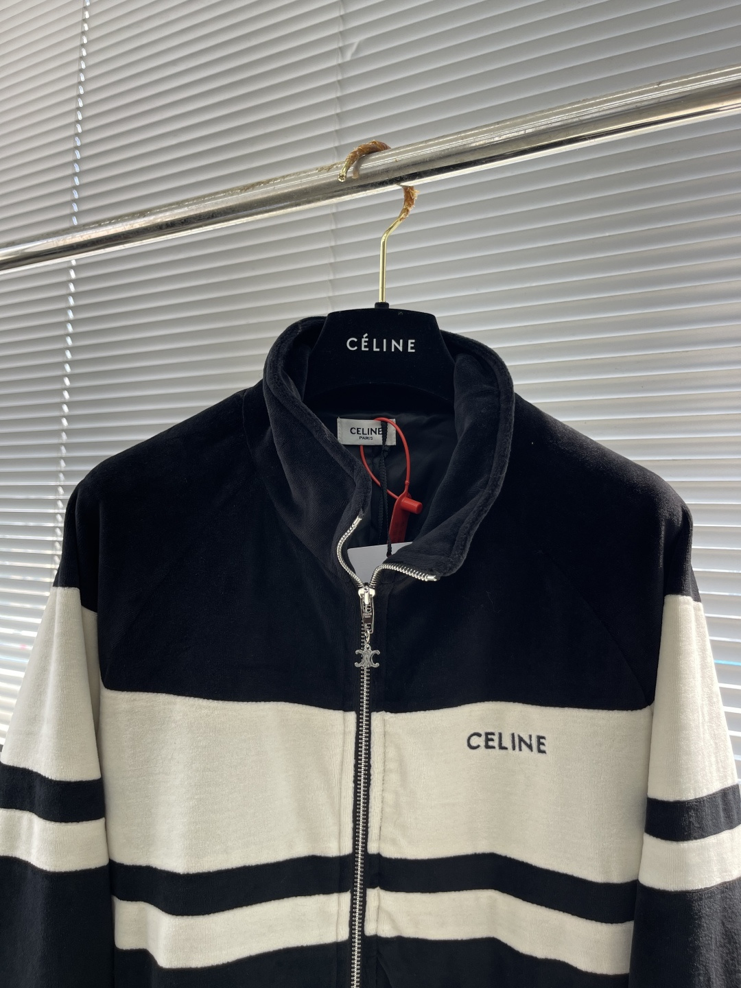 -Celin 凯旋门刺绣夹克定制绮梦双面缎料 细腻柔滑 仿佛轻抚过初晨的露珠 舒适贴肤 标志性CELIN