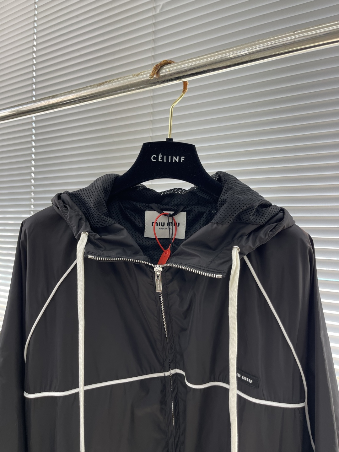 MiuMiu Zip Cap Jacket: Elegant, Comfortable, and Stylish Design with Precise Craftsmanship - 图片 2