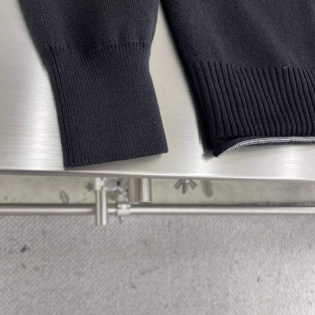 

-GVC 锁扣开衫 毛料采用70羊毛30腈纶 一公斤羊毛费用高达3位数 上身舒适柔软 垂感十足
12