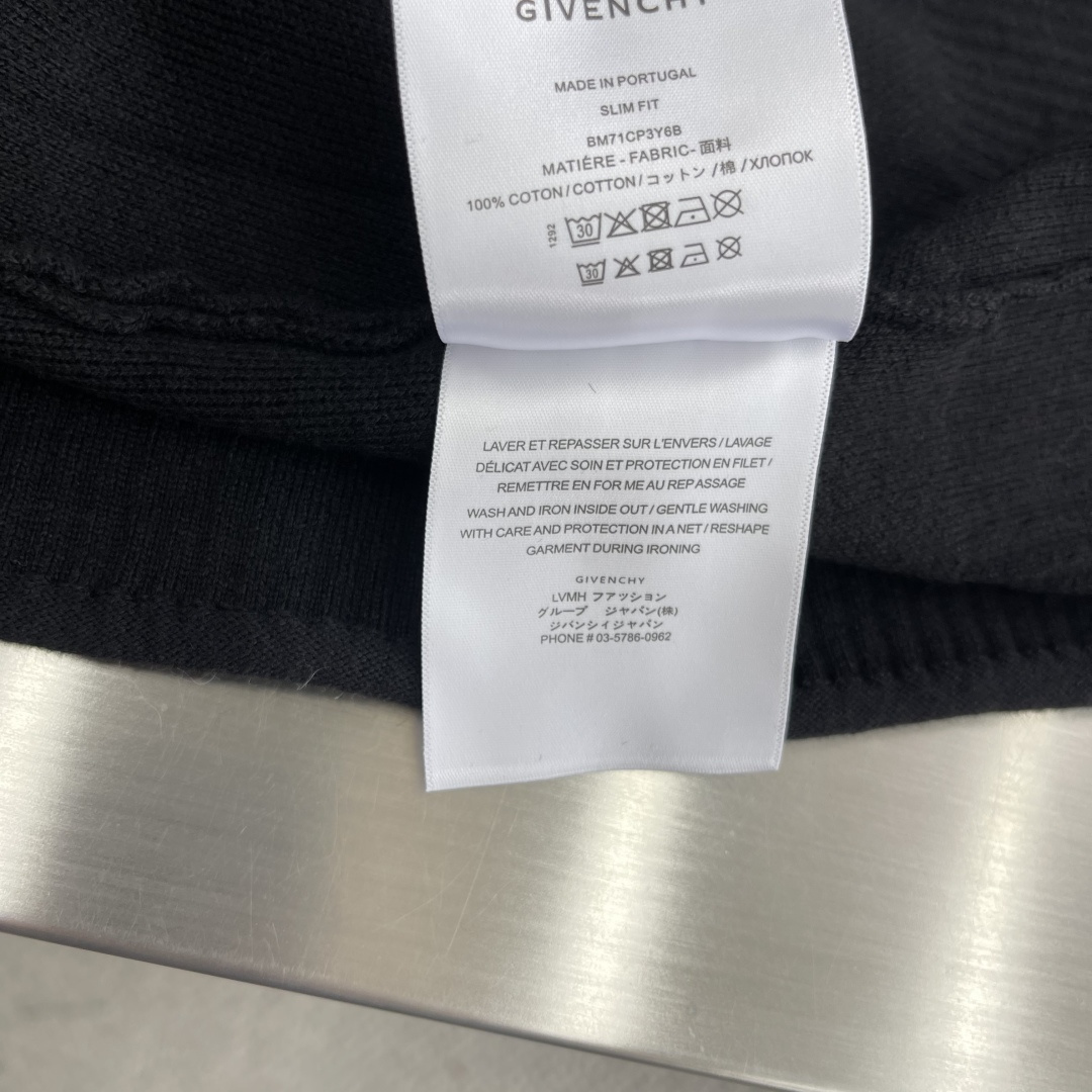 

-GVC 锁扣开衫 毛料采用70羊毛30腈纶 一公斤羊毛费用高达3位数 上身舒适柔软 垂感十足
12