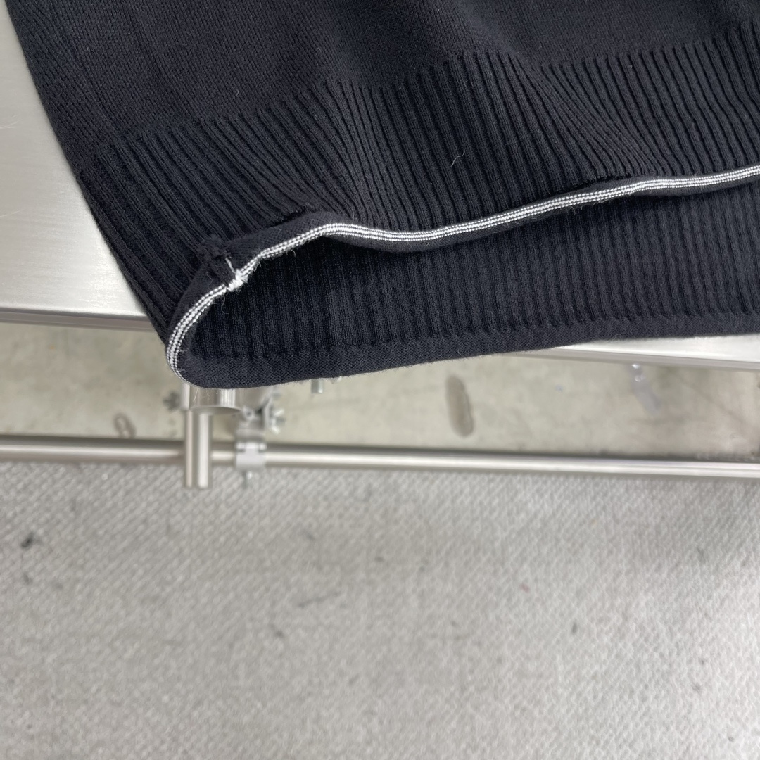 

-GVC 锁扣开衫 毛料采用70羊毛30腈纶 一公斤羊毛费用高达3位数 上身舒适柔软 垂感十足
12