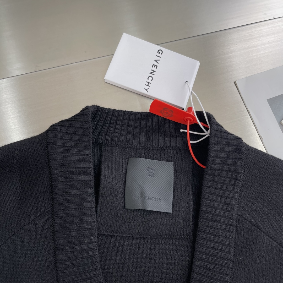 

-GVC 锁扣开衫 毛料采用70羊毛30腈纶 一公斤羊毛费用高达3位数 上身舒适柔软 垂感十足
12