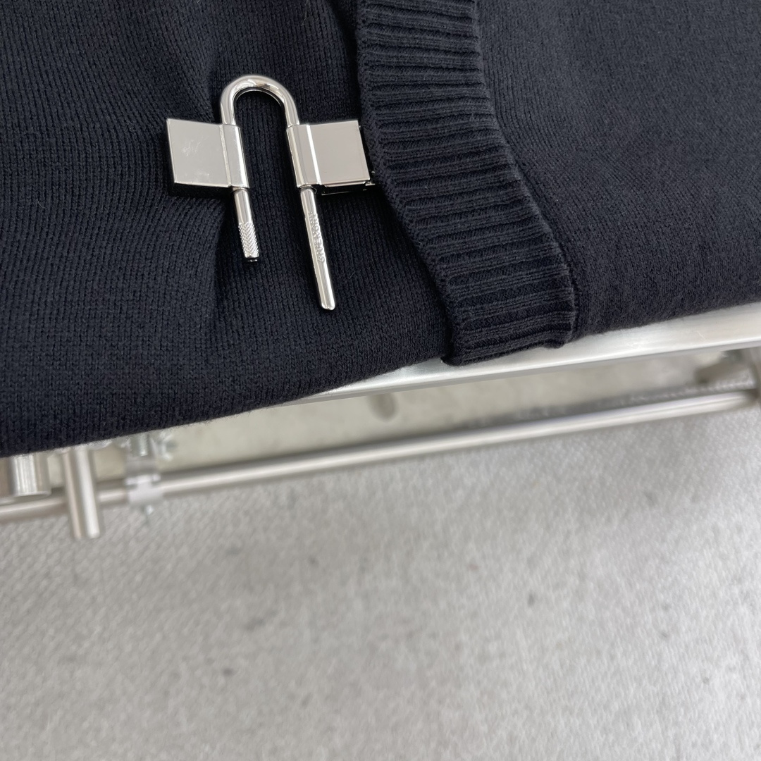 

-GVC 锁扣开衫 毛料采用70羊毛30腈纶 一公斤羊毛费用高达3位数 上身舒适柔软 垂感十足
12