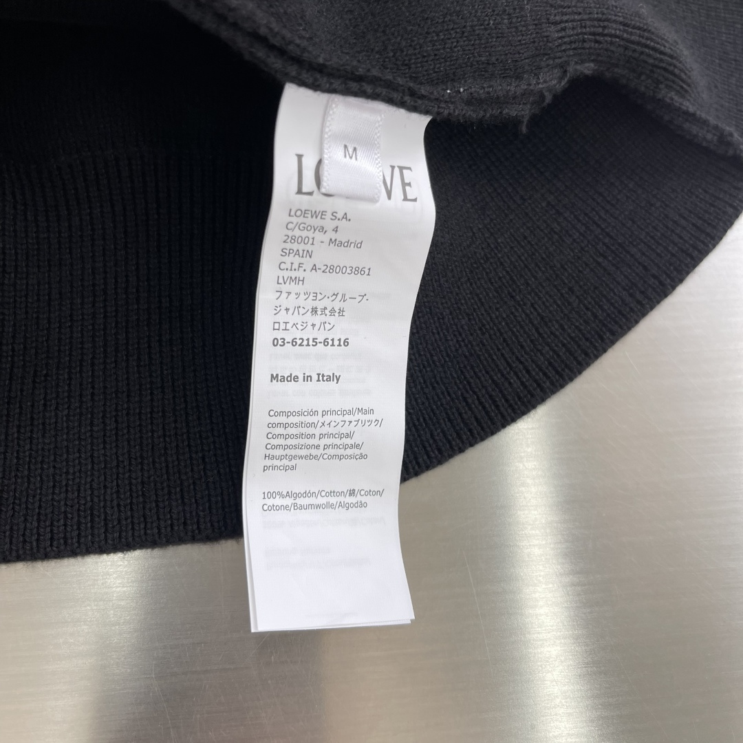 

-Loew Anagram 拉链连帽衫
定织32支兔绒混纺纱 兔绒的细度是动物纤维中非常细的 平均细