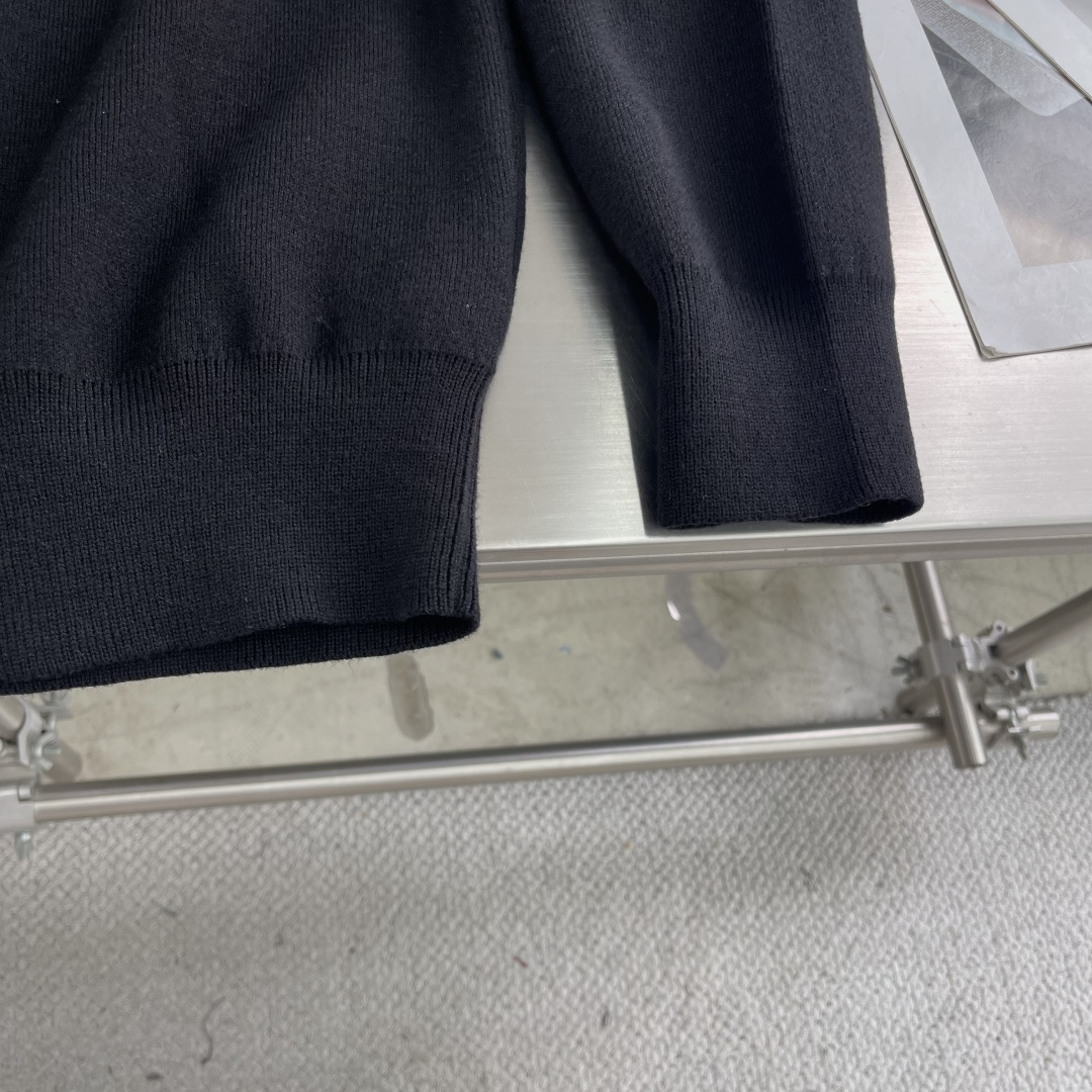 

-Loew Anagram 拉链连帽衫
定织32支兔绒混纺纱 兔绒的细度是动物纤维中非常细的 平均细