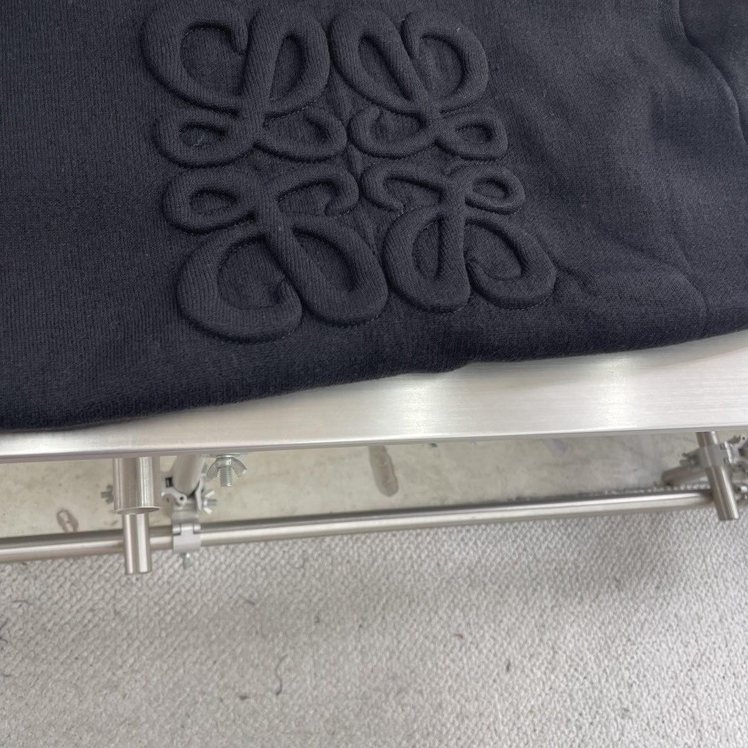 

-Loew Anagram 拉链连帽衫
定织32支兔绒混纺纱 兔绒的细度是动物纤维中非常细的 平均细