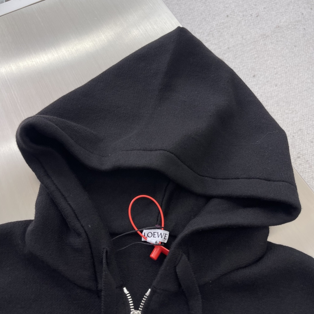 

-Loew Anagram 拉链连帽衫
定织32支兔绒混纺纱 兔绒的细度是动物纤维中非常细的 平均细