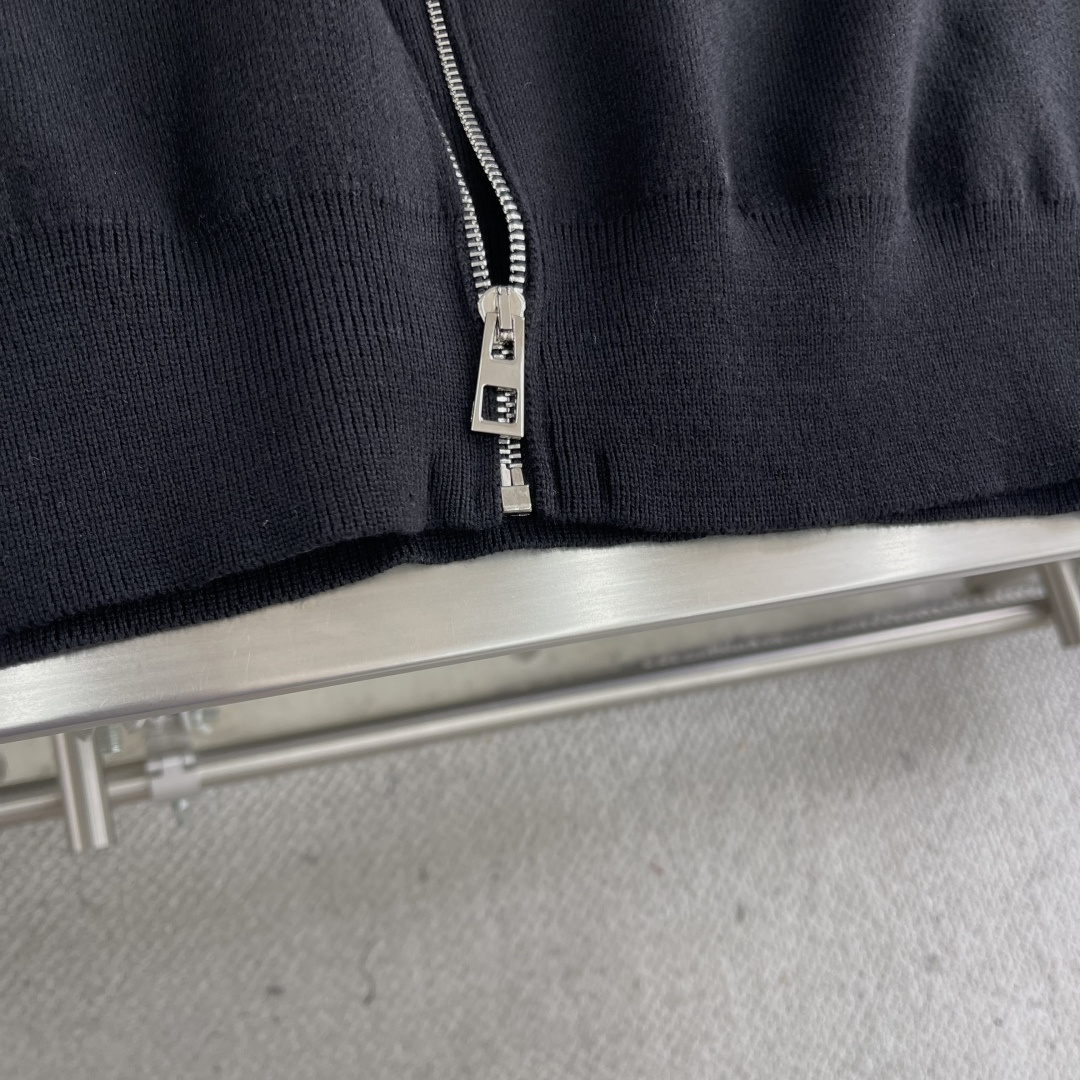 

-Loew Anagram 拉链连帽衫
定织32支兔绒混纺纱 兔绒的细度是动物纤维中非常细的 平均细