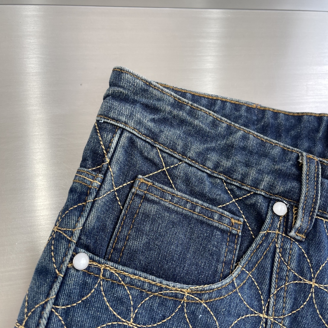 Louis Vuitton 2025 Dandy Monogram Denim Shorts 4 cmp i1753408942757 5189 0 1