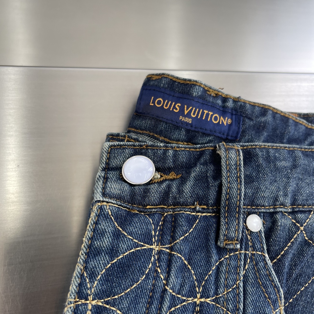 Louis Vuitton 2025 Dandy Monogram Denim Shorts 3 cmp i1753408949955 4402 0 0