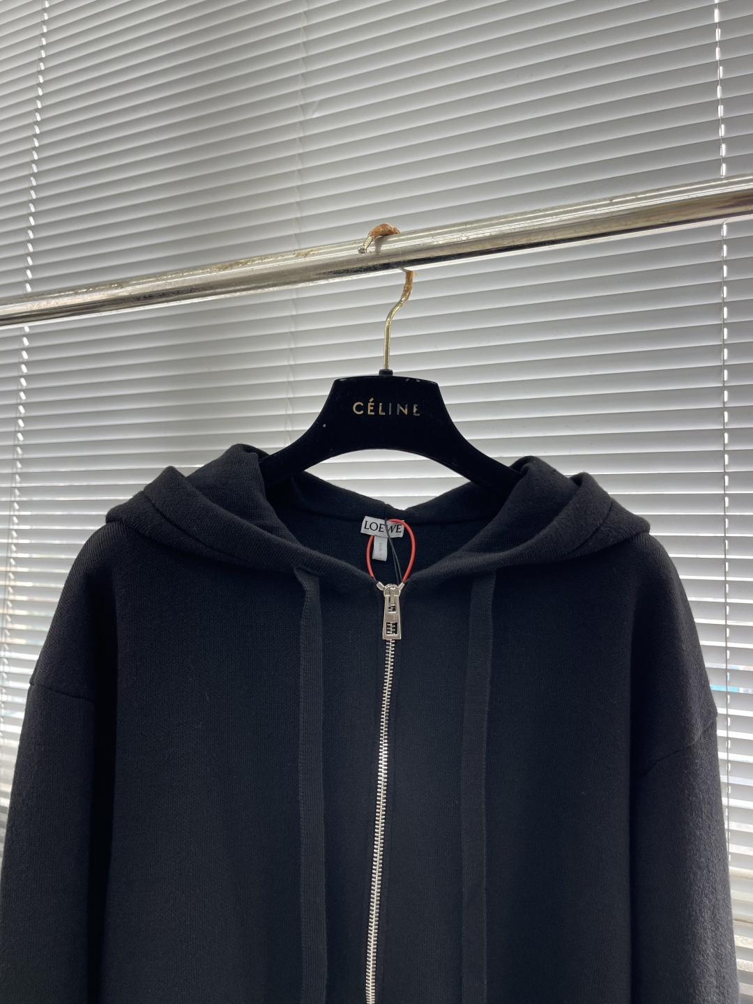 

-Loew Anagram 拉链连帽衫
定织32支兔绒混纺纱 兔绒的细度是动物纤维中非常细的 平均细