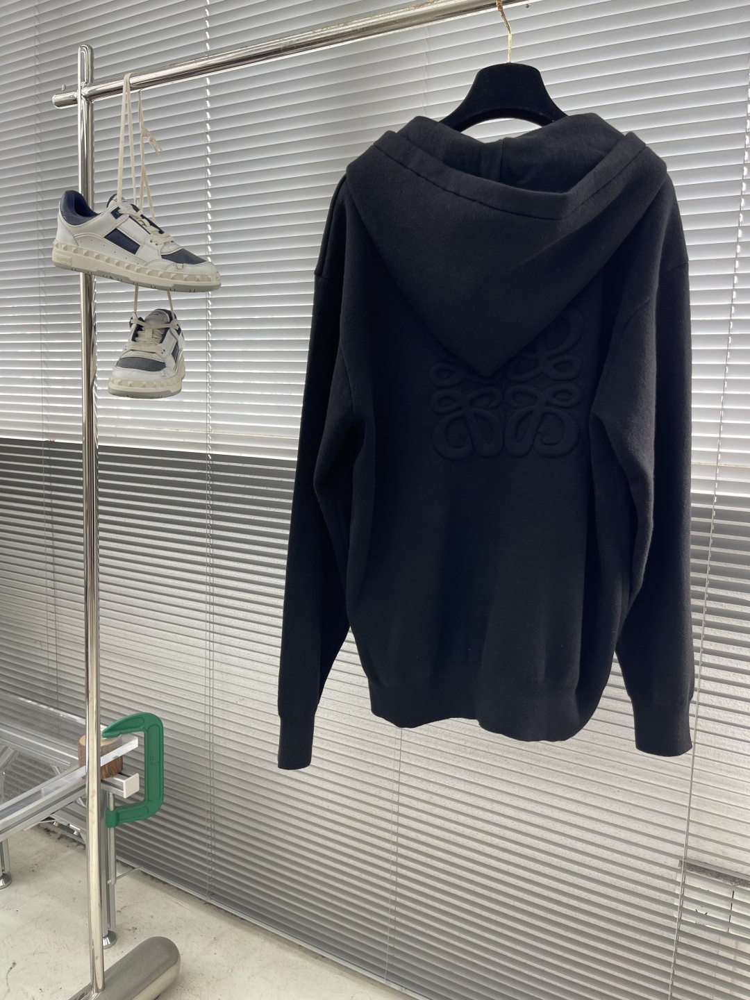 

-Loew Anagram 拉链连帽衫
定织32支兔绒混纺纱 兔绒的细度是动物纤维中非常细的 平均细