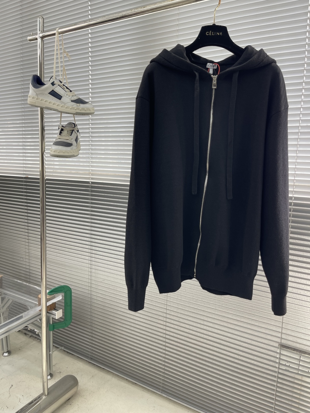 

-Loew Anagram 拉链连帽衫
定织32支兔绒混纺纱 兔绒的细度是动物纤维中非常细的 平均细