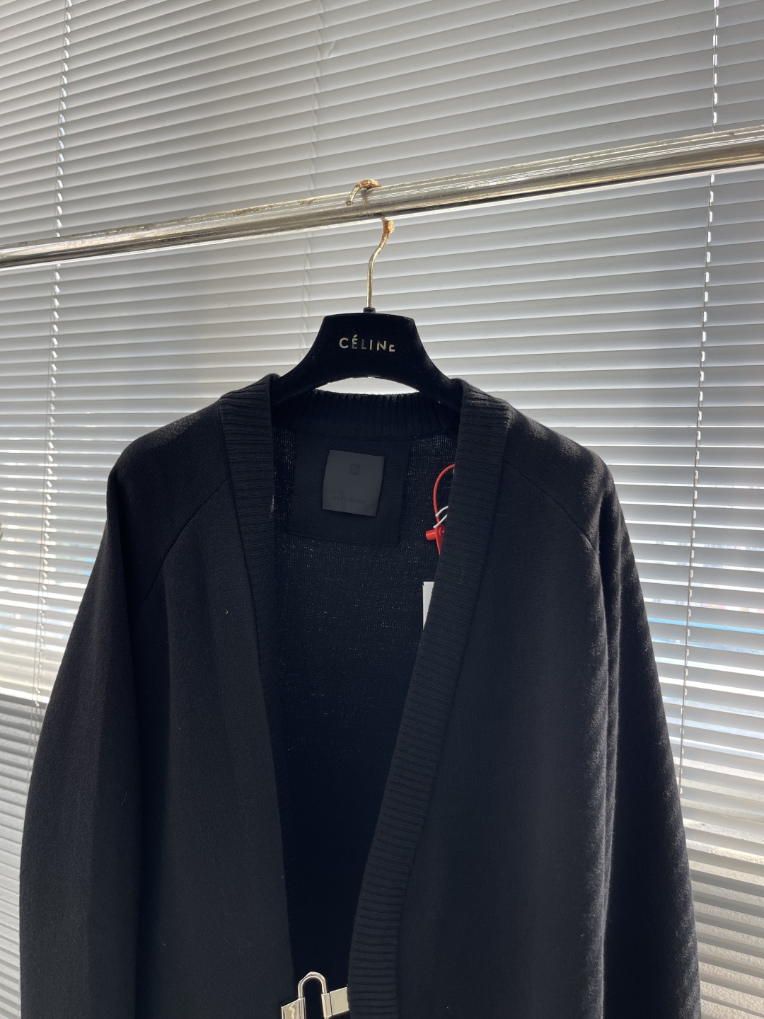 

-GVC 锁扣开衫 毛料采用70羊毛30腈纶 一公斤羊毛费用高达3位数 上身舒适柔软 垂感十足
12