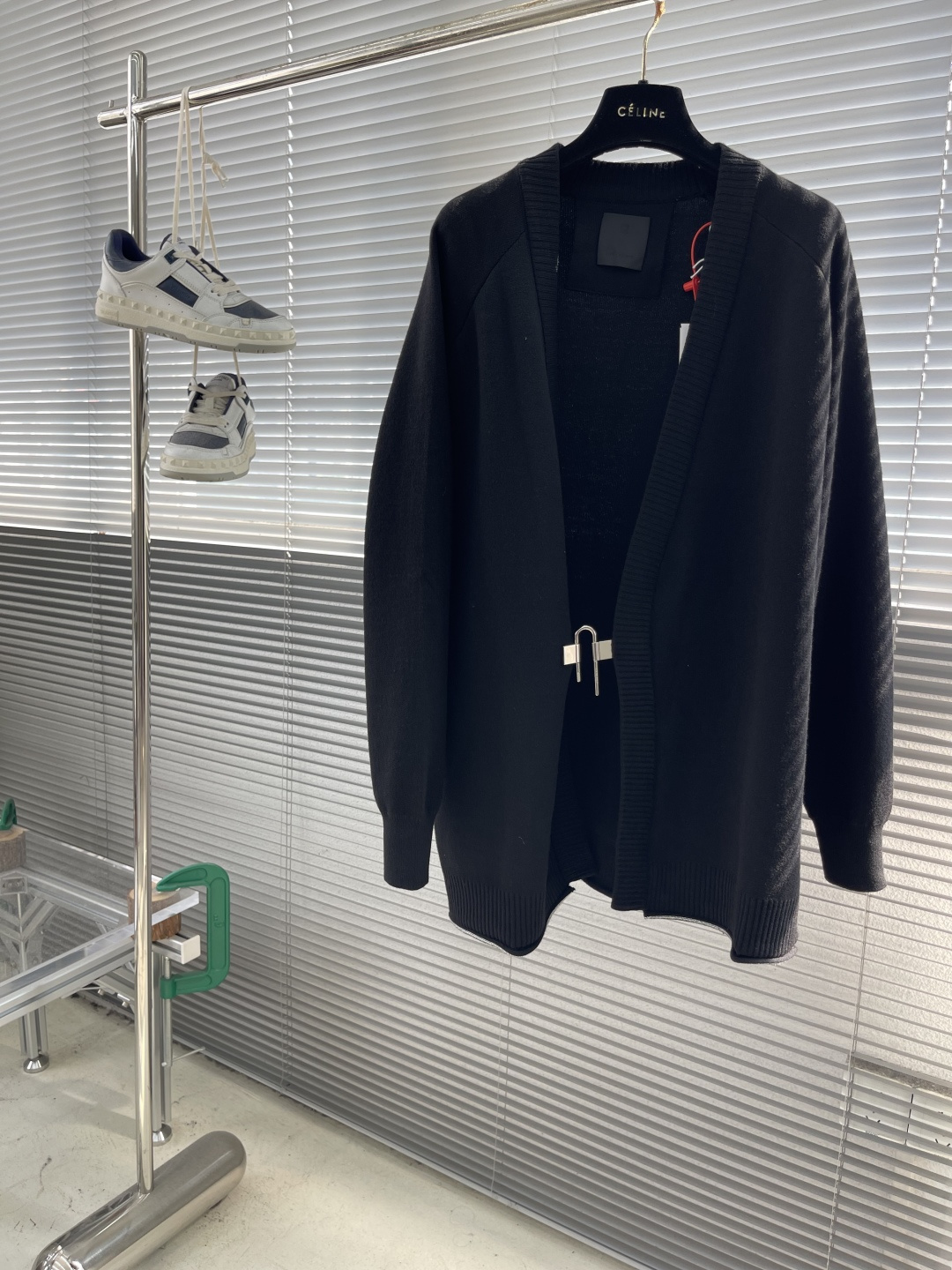 

-GVC 锁扣开衫 毛料采用70羊毛30腈纶 一公斤羊毛费用高达3位数 上身舒适柔软 垂感十足
12