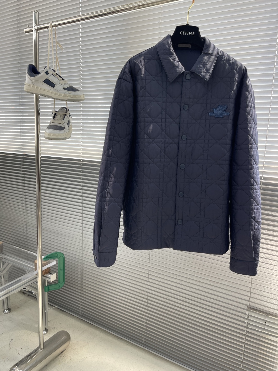 NO:743362,The highest version on the market, the girl inspects the goods, trims the three marks on the threads, and delivers the goods. You can post pictures and take videos. If you want quality and service, add me on WeChat. We will not accept urgent orders. -Dio2025 new autumn and winter product, quilted vine plaid bluebell embroidery patch, lined inside, side slits, light and versatile, same style for men and women, front and center opening buttons, top-notch workmanship, counter-positioning. Number of yards 46 48 50 52  Bra length and shoulder width 461146849 4811869.5 51 50122 7153 52126 72.5 55,Dior-clothing,dior,dior,19860909市面最高版本小妹验货、修剪线头上三标、发货可发图及拍视频,要品质要服务的加我微信,不接急单. -Dio2025秋冬新品,绗绣藤格纹蓝铃花刺绣贴片,内有里衬,侧开叉,轻薄百搭男女同款,前中开口扣子,做工顶级,对格对位. 码数46 48 50 52 码数 胸围衣长肩宽 461146849 4811869.5 51 50122 7153 52126 72.5 55,迪奥-服装,dior,dior,,Women's clothing