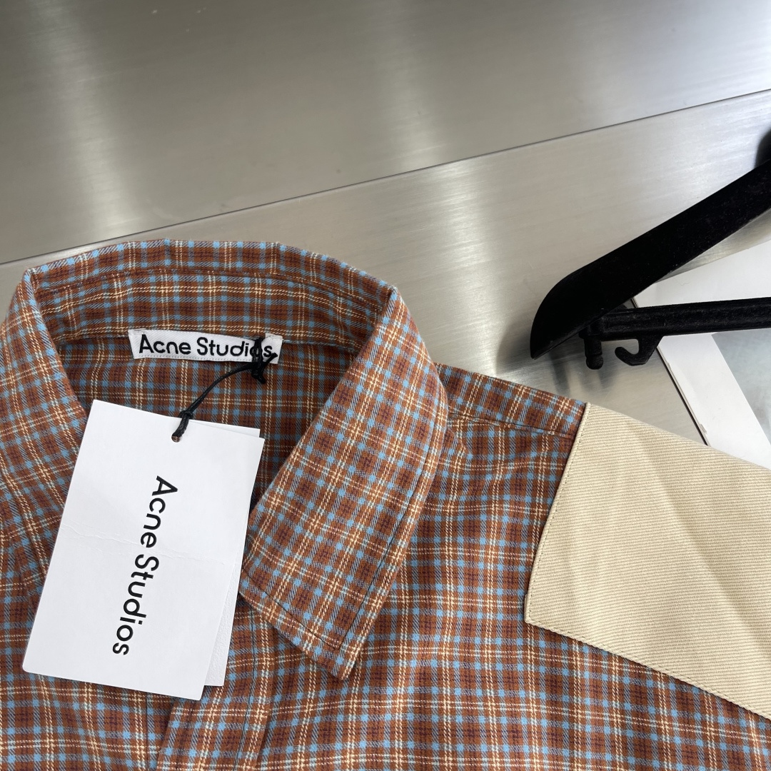 -Acne Studio 拼接格纹长袖衬衫描述：采用格纹图案，衣袖处有对比色补丁。复古慵懒风撞色，版型宽