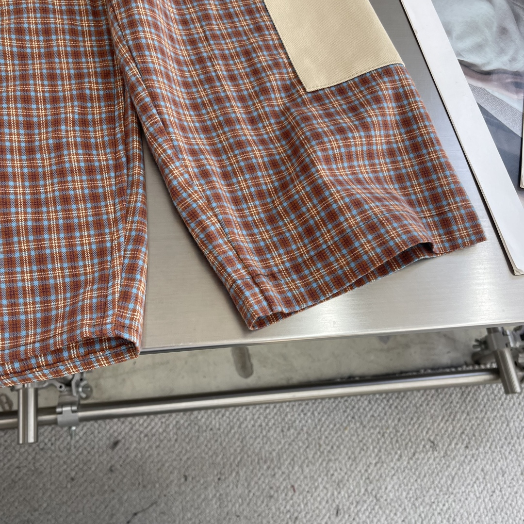 -Acne Studio 拼接格纹长袖衬衫描述：采用格纹图案，衣袖处有对比色补丁。复古慵懒风撞色，版型宽