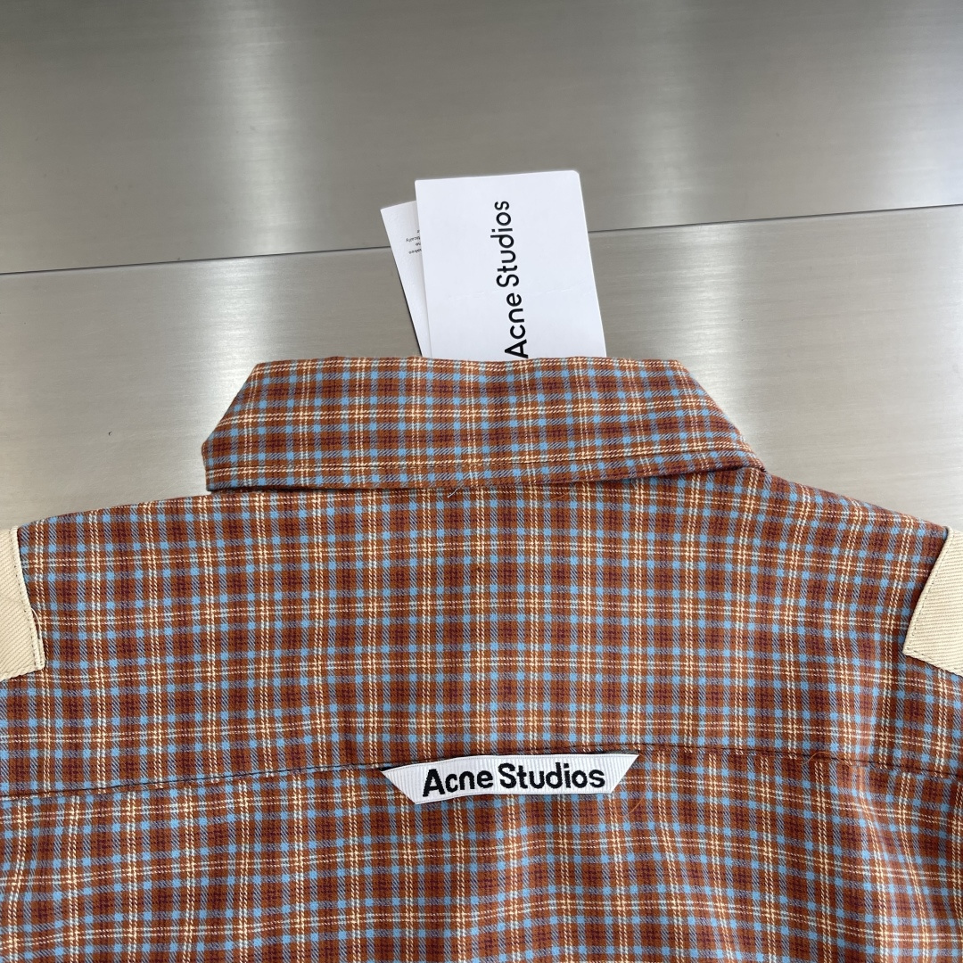-Acne Studio 拼接格纹长袖衬衫描述：采用格纹图案，衣袖处有对比色补丁。复古慵懒风撞色，版型宽