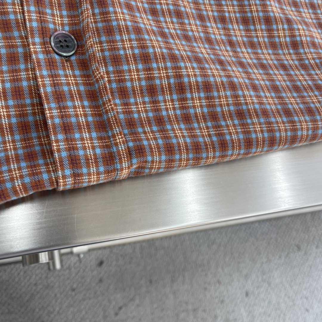 -Acne Studio 拼接格纹长袖衬衫描述：采用格纹图案，衣袖处有对比色补丁。复古慵懒风撞色，版型宽