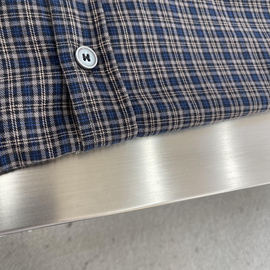 -Acne Studio 拼接格纹长袖衬衫描述：采用格纹图案，衣袖处有对比色补丁。复古慵懒风撞色，版型宽