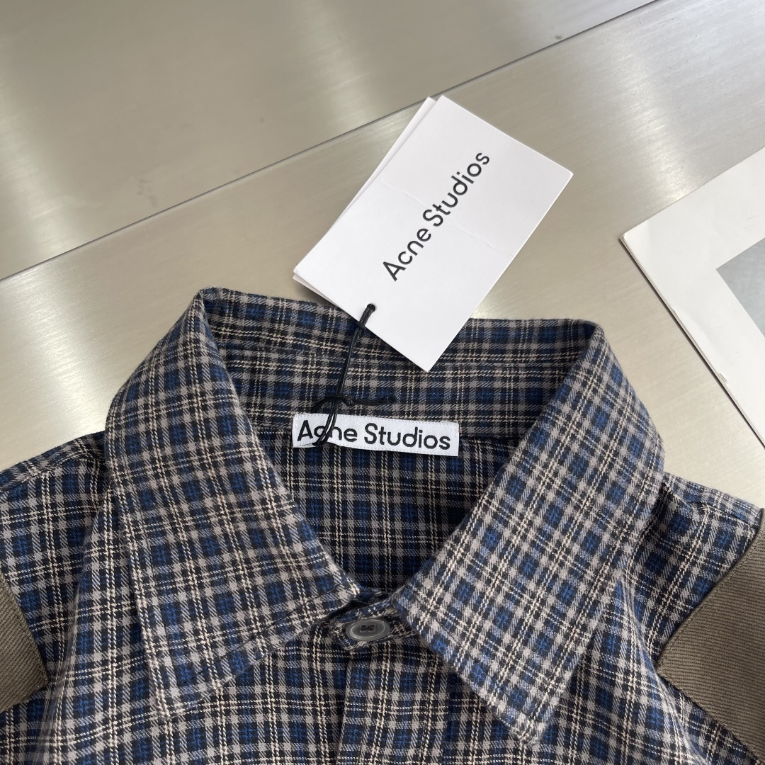 -Acne Studio 拼接格纹长袖衬衫描述：采用格纹图案，衣袖处有对比色补丁。复古慵懒风撞色，版型宽
