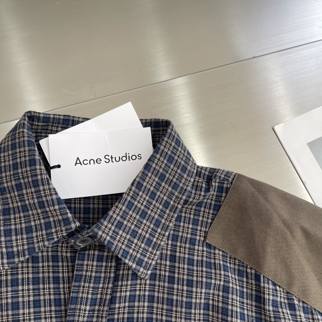 -Acne Studio 拼接格纹长袖衬衫描述：采用格纹图案，衣袖处有对比色补丁。复古慵懒风撞色，版型宽