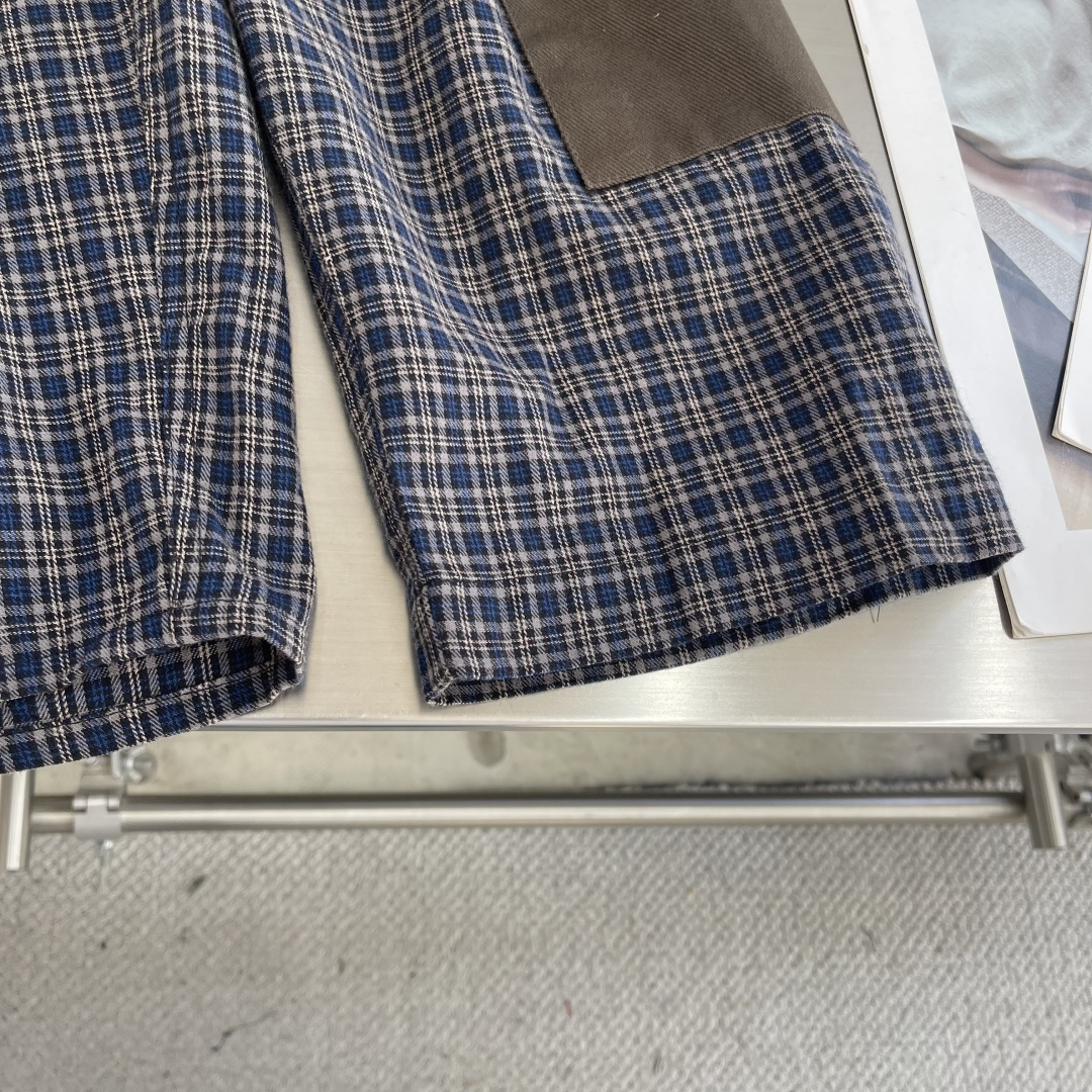 -Acne Studio 拼接格纹长袖衬衫描述：采用格纹图案，衣袖处有对比色补丁。复古慵懒风撞色，版型宽