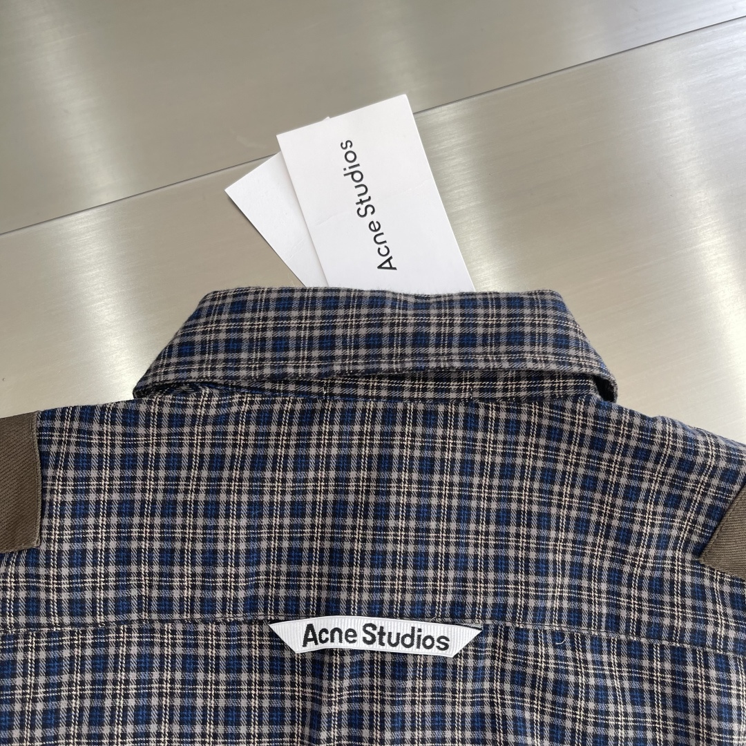 -Acne Studio 拼接格纹长袖衬衫描述：采用格纹图案，衣袖处有对比色补丁。复古慵懒风撞色，版型宽