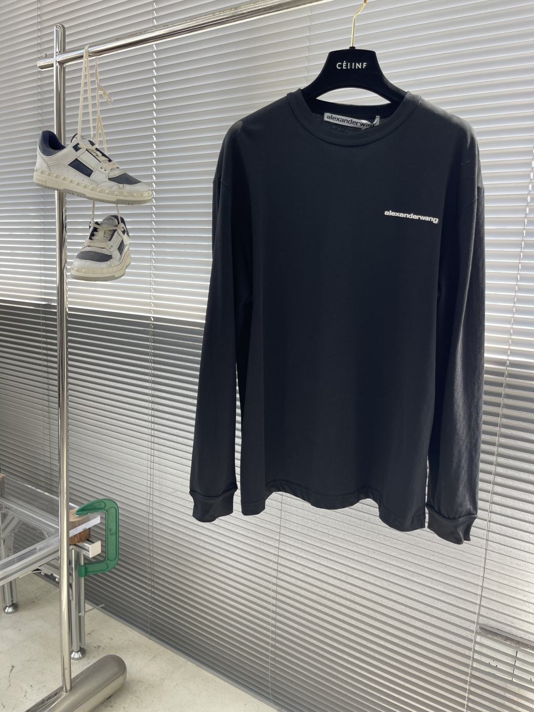 NO:539201,-Alexander wang Alexander wang logo long sleeves are made of 230 grams of wash cotton fabric. The texture is excellent. The upper body is super comfortable and soft, skin-friendly and not irritating. The threads on the neckline and cuffs can make loose clothes hang on the body very stylishly. The classic small letters are printed on the chest and the solid color form a bright contrasting color between black and white. The finishing touch is small but has a clear recognition. It is a versatile item. It can be matched with multiple types of clothing to create a fashionable look. Customized accessories, complete three standards, the same style as men and women! Size S-M-L-XL,,alexander wang,alexander wang19860909-Alexander wang亚力山大王徽标长袖 采用230克水洗棉质面料匠心制作,质感卓越上身超级舒服柔软,亲肤不刺激,领口和袖口的螺纹可以让宽松的衣服很有型的挂在身上,经典的小字母印在胸口和纯色的大身形成了黑白鲜明的撞色,点睛之笔虽小却拥有妥妥的辨识度,属于百搭单品,能与多类型服饰搭配营造时尚造型,定制辅料,三标齐全,男女同款! 尺码S-M-L-XL,,alexander wang,alexander wang,Men's clothing