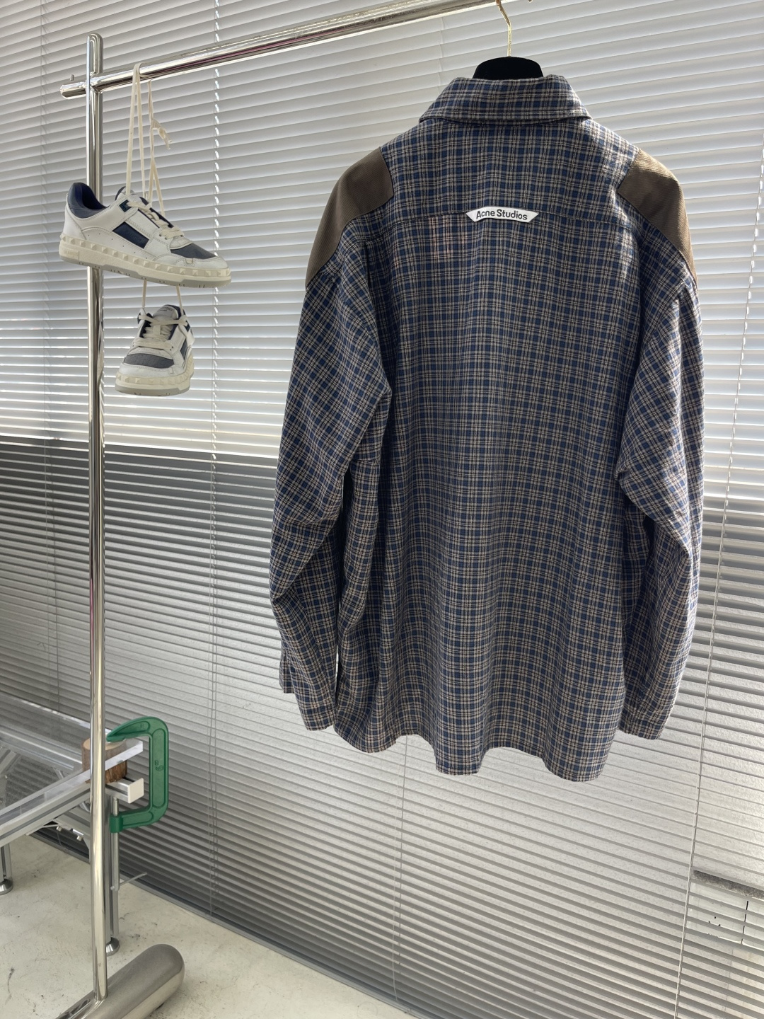 -Acne Studio 拼接格纹长袖衬衫描述：采用格纹图案，衣袖处有对比色补丁。复古慵懒风撞色，版型宽