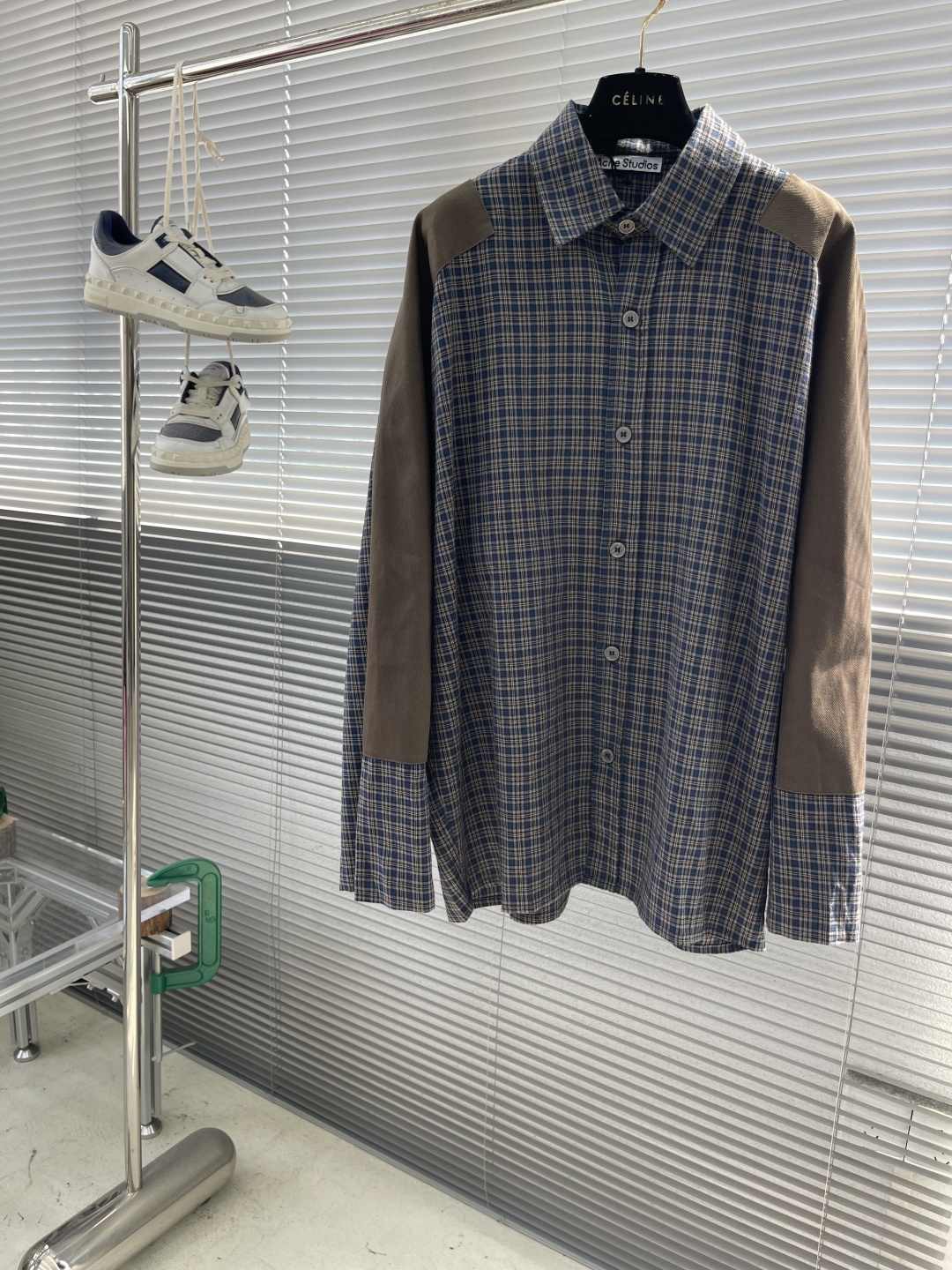 -Acne Studio 拼接格纹长袖衬衫描述：采用格纹图案，衣袖处有对比色补丁。复古慵懒风撞色，版型宽